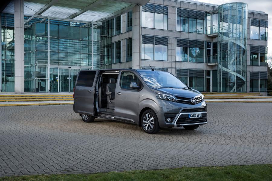  Toyota ProAce Verso VIP 2018 года  (UK) (фото 3 из 30)
